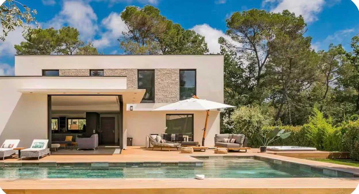 Kitchen opening onto the pool
