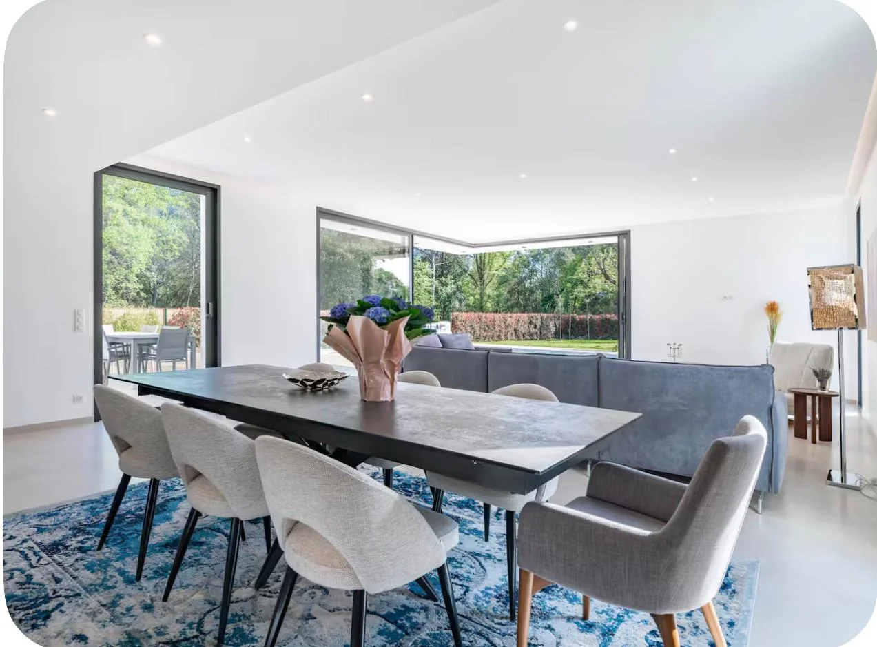 Dining room with garden view