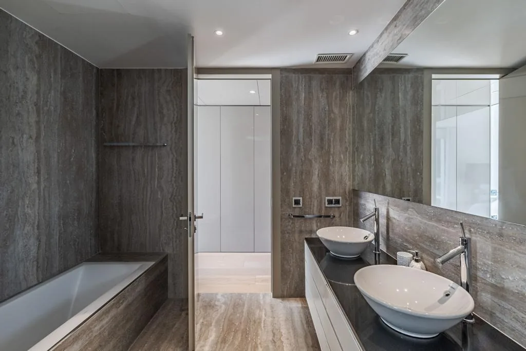 Salle de bain travertin avec baignoire encastrée