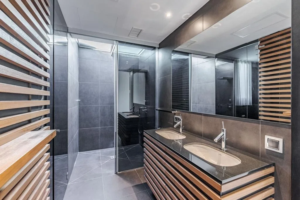 Salle de bain design bois et travertin gris