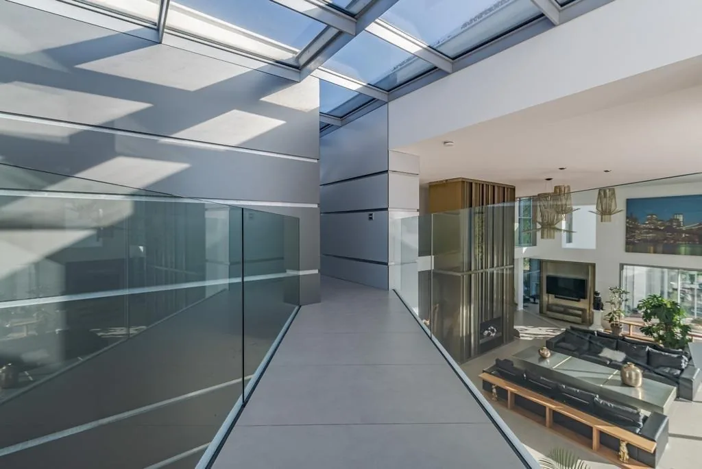 Mezzanine sous verrière zénithale
