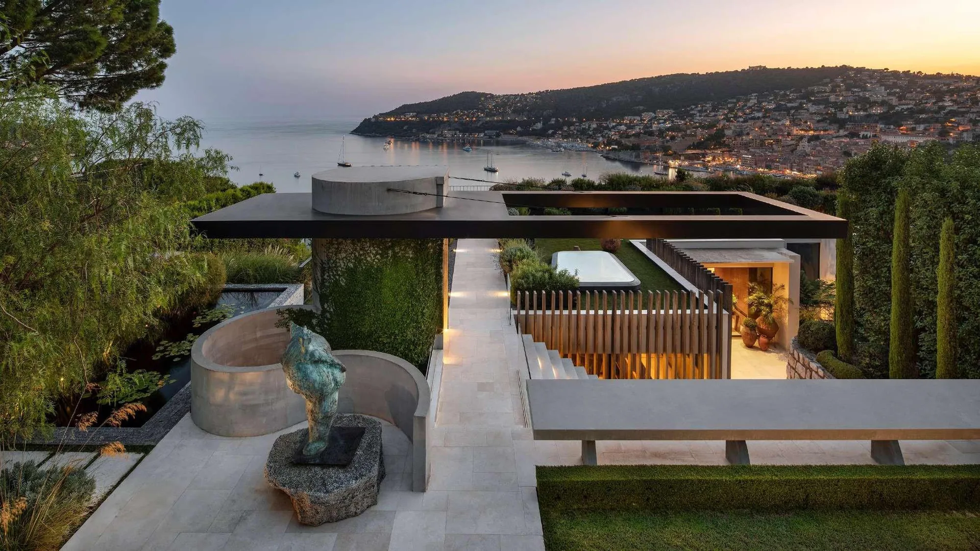 Vue aérienne de la Villa VLF au coucher du soleil sur la baie de Villefranche et le Cap Ferrat