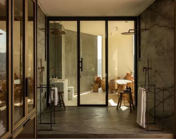 Salle à manger longue avec plafond mosaïque brique et table massive en bois