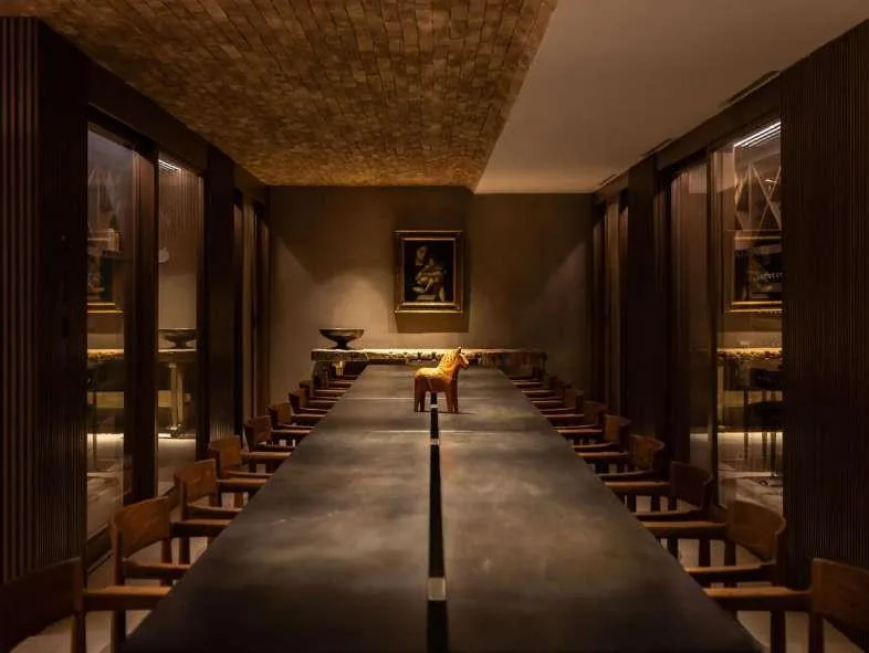 Détail déco Louis Vuitton avec suspension boule en verre et lumière dorée